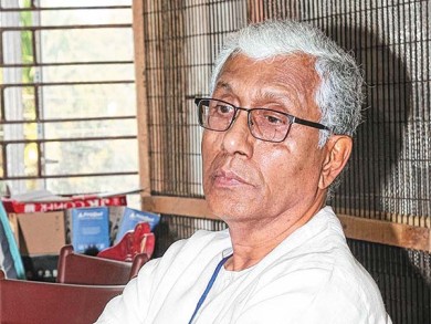 হুমকি-কটূক্তির দিনে একলা লড়াই মানিকের