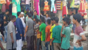 আখাউড়ায় পথ শিশুরা পছন্দ করে নিল ঈদের জামা