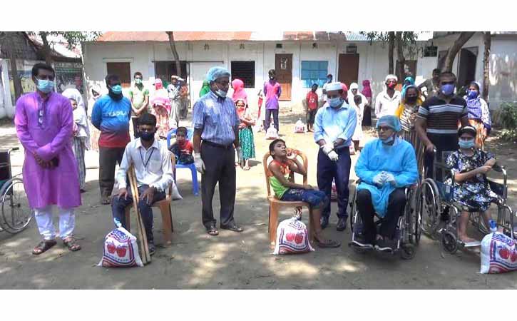 নিজ জেলা ব্রাহ্মণবাড়িয়ার ১০০ প্রতিবন্ধীকে খাদ্যসহায়তা পাঠালেন নরসিংদীর জেলা প্রশাসক