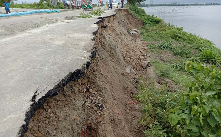 সড়কের পাশে বালু রাখার আক্কেল সেলামি ১৭ লাখ!