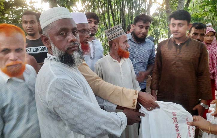 আখাউড়ায় বন্যার্ত এলাকায় জামায়াত শিবিরের ত্রাণ বিতরণ