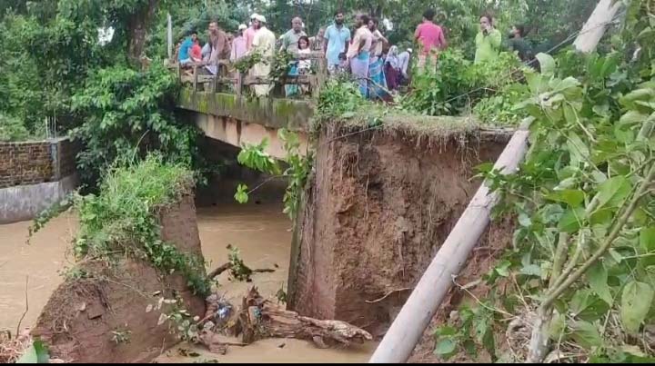আখাউড়ায় ব্রীজ ধসে যোগাযোগ বন্ধ