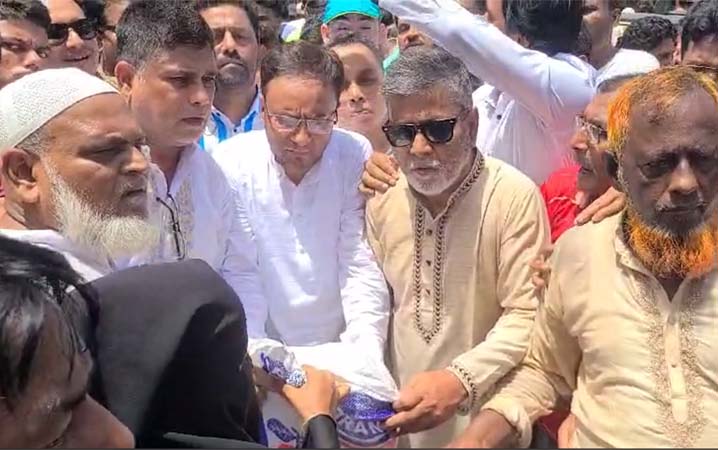আখাউড়ায় বিএনপির ত্রাণ সামগ্রী বিতরণ