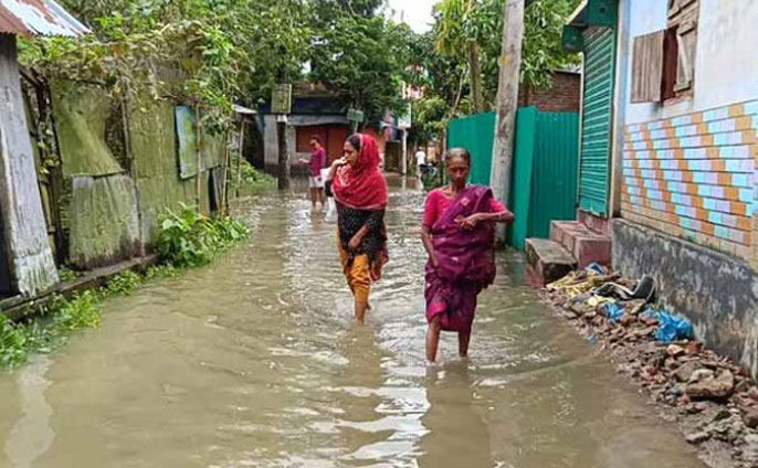 ব্রাহ্মণবাড়িয়ায় কমতে শুরু করেছে বন্যার পানি, কমেনি দুর্ভোগ
