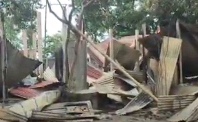 ব্রাহ্মণবাড়িয়ায় পাঁচ হাজার টাকা নিয়ে দুই দল  গ্রামবাসীর সংঘর্ষ, বাড়িঘর দোকানপাটে ভাঙচুর ও অগ্নিসংযোগ