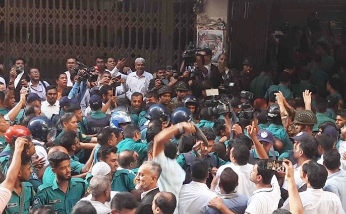 আদালতে ইনুকে জুতা-ডিম নিক্ষেপ