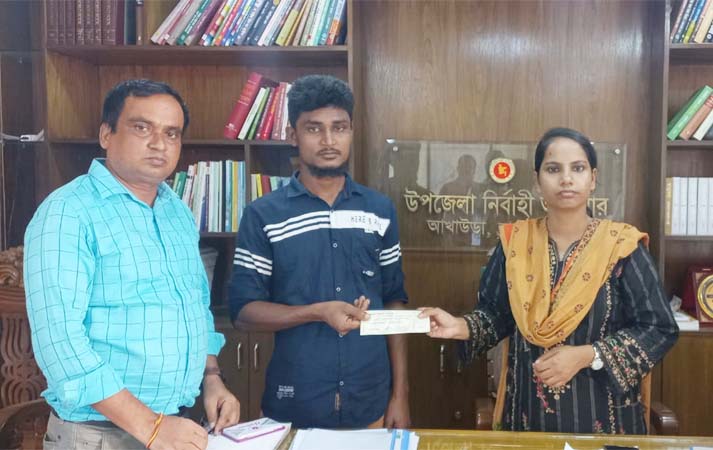 আখাউড়ায় বন্যায় নিহত সুর্বনার পরিবারে সরকারী সহায়তা। বন্দরের ব্যবসা বানিজ্য এখনো অচল