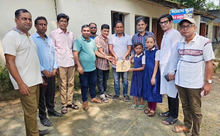 আখাউড়ায় বন্যায় ক্ষতিগ্রস্থ শিক্ষার্থীরা পেলো শুভসংঘের খাতা-কলম