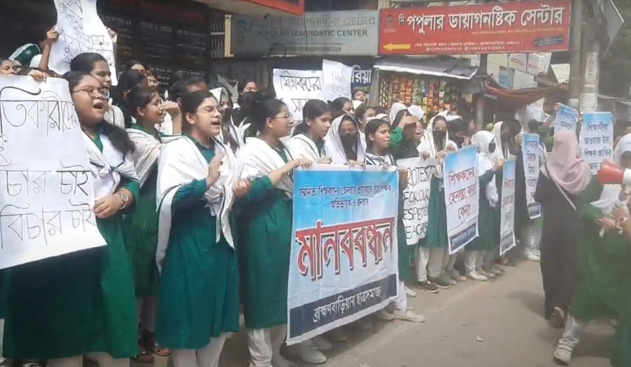 শিক্ষকদের সম্মান ও বিদ্যালয়ে শিক্ষা ব্যবস্থার সুষ্ঠু পরিবেশের দাবীতে ব্রাহ্মণবাড়িয়ায় শিক্ষার্থীদের বিক্ষোভ ও মানববন্ধন