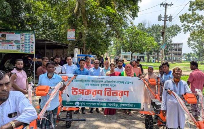 আখাউড়ায় বিনা মূলে কৃষকদের মধ্যে গার্ডেন টিলার বিতরণ