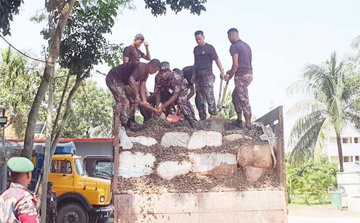 ব্রাহ্মণবাড়িয়ায় ৪ কোটি মূল্যের বিপুল পরিমান ভারতীয় কাপড় উদ্ধার
