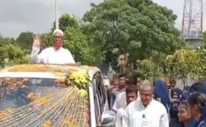 ব্রাহ্মণবাড়িয়ার বাঞ্ছারামপুরে ফুলসজ্জিত গাড়িতে শিক্ষককে বিদায়