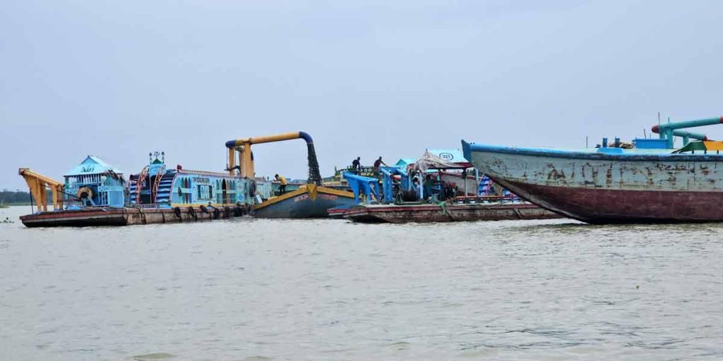 ব্রাহ্মণবাড়িয়ার নবীনগরের মেঘনা পাড়ে বালু লুটের মহোৎসব