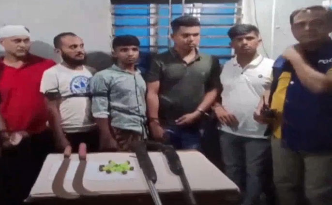 ব্রাহ্মণবাড়িয়ায় ডাকাতির সময় অস্ত্রসহ গ্রেপ্তার ৬