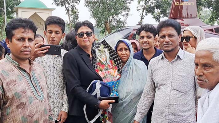 ব্রাহ্মণবাড়িয়ায় মা-বাবার স্বপ্ন পূরণ করতে প্রবাসী ছেলে বাড়ি ফিরলেন হেলিকপ্টারে