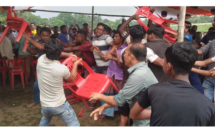 আখাউড়ায় মাঠ নিয়ে দ্বন্ধ, ধাওয়া খেয়ে পালিয়ে গেলেন আওয়ামীলীগ নেতার আত্মীয়
