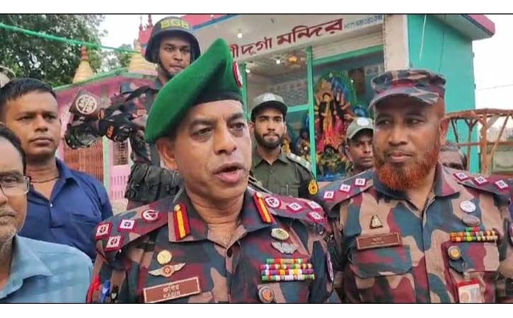 আখাউড়ায় পূজা মণ্ডপ পরিদর্শন করলেন বিজিবি সেক্টর কমান্ডার