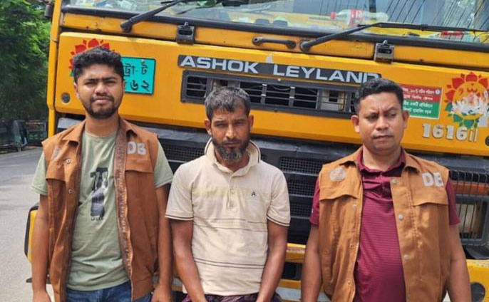 সরাইলে ট্রাকভর্তি ভারতীয় চিনির চোরাই চালানসহ আটক ১