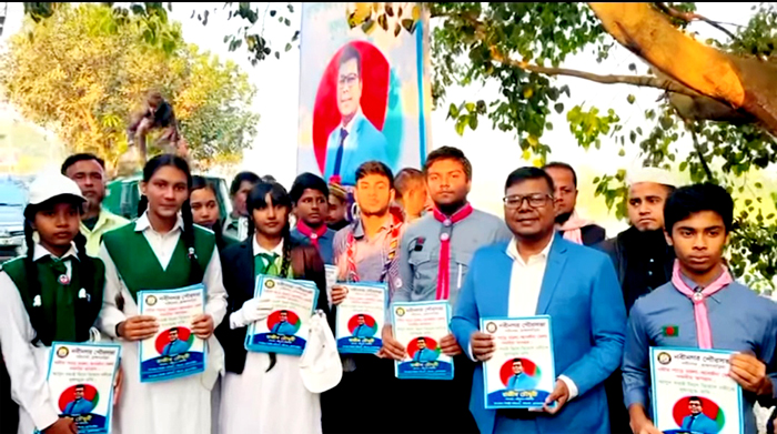 নদী রক্ষায় সহযোগিতা কামনা করে জনসচেতনতায় লিফলেট বিতরণ