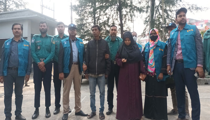পাসপোর্ট অফিসে দুদকের অভিযানে দুই দালাল আটক