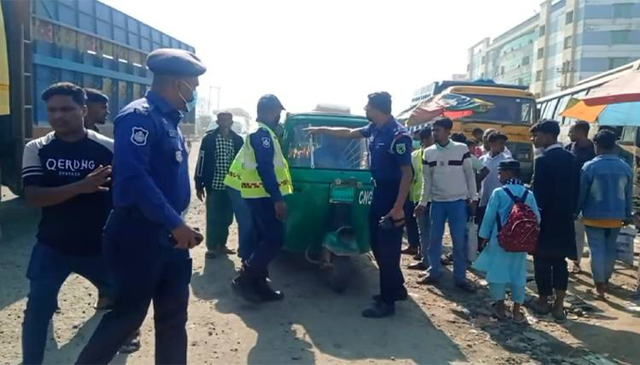 সরাইলে মহাসড়কে থ্রি হুইলারের বিরুদ্ধে পুলিশের অভিযান