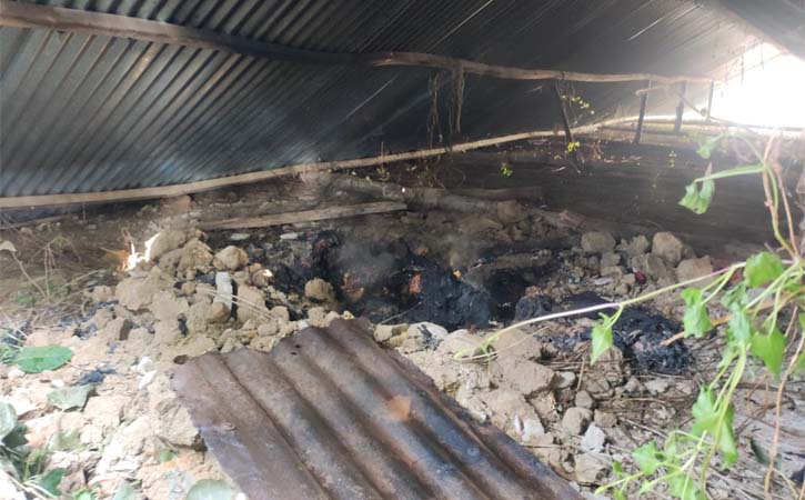 আখাউড়ায় গর্তে ডুকিয়ে আগুনে পুড়িয়ে হত্যা করা হল এক তরুণীকে
