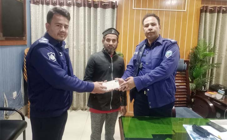 আখাউড়ায় তথ্য প্রযুক্তির সহায়তায় মোবাইল উদ্ধার