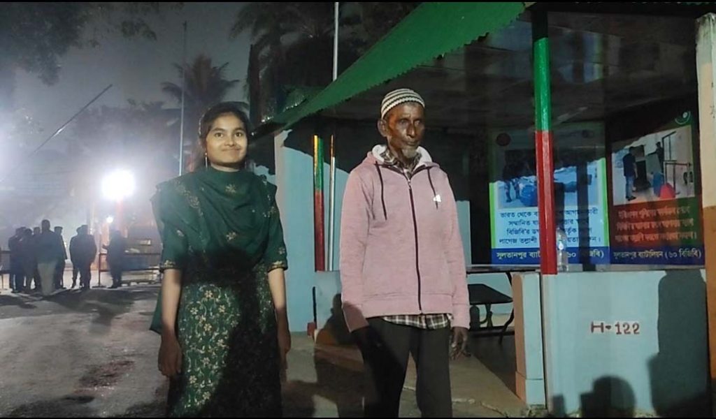 ৪৫ বছর পর ভারত থেকে ফিরতে হলো  ইদ্রিসকে, ফিরলেন প্রেমের টানে যাওয়া রিতু