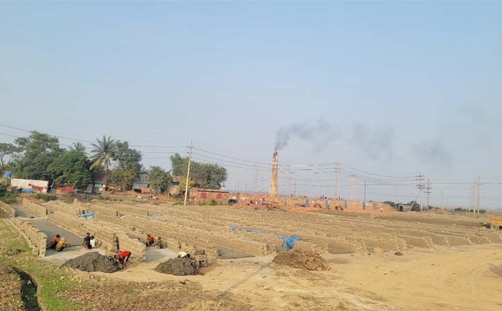 কসবা ও আখাউড়ায় অবৈধ ইটভাটায় বিপন্ন পরিবেশ