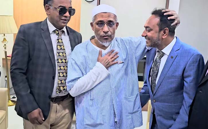 মাথায় হাত বুলিয়ে কবির ভুইয়াকে দোয়া দিলেন সাবেক স্বরাষ্ট্র প্রতিমন্ত্রী বাবর