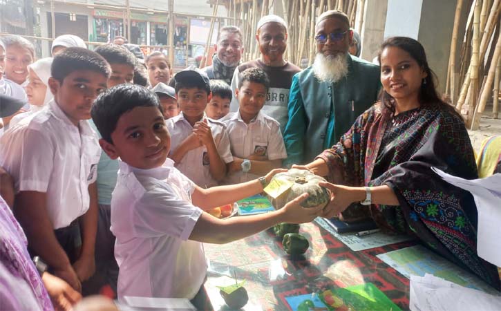 সবজি দেখে শিক্ষার্থীরা লিখলো খাতায়
