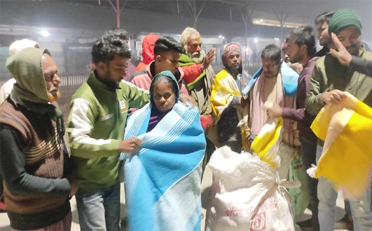 আখাউড়ায় শিক্ষার্থীদের উষ্ণতায় শীতের কষ্ট লাঘব