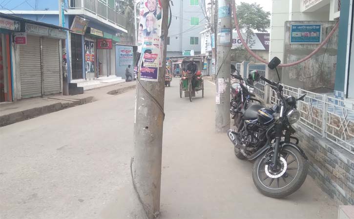 আখাউড়ায় খুঁটিতে আটকা পড়েছে সড়কের দম