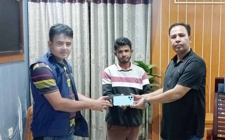 আখাউড়ায় তথ্য প্রযুক্তির মাধ্যমে মোবাইল উদ্ধার