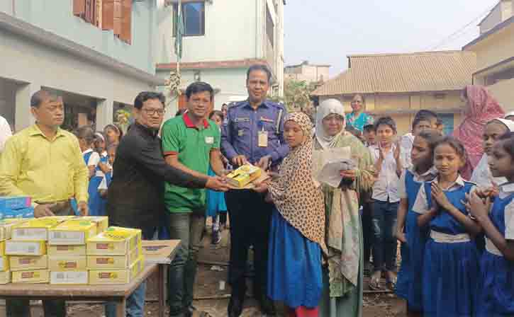 আখাউড়ায় শিশুদের মধ্যে শিক্ষা উপকরণ ও খাদ্য বিতরণ