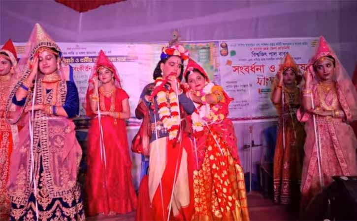 আখাউড়ায় জীবন্ত পুতুলের’ নাচ