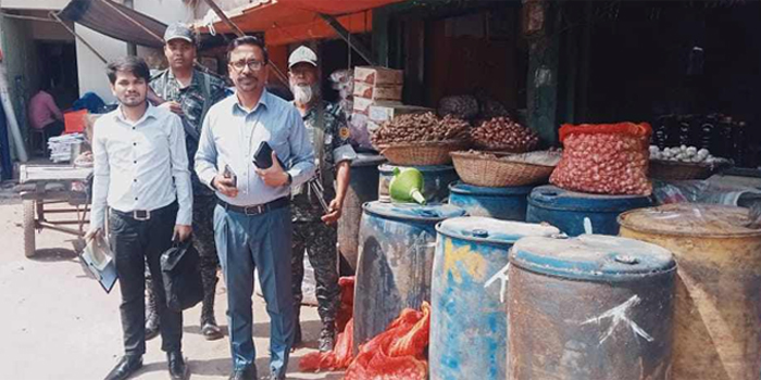ব্রাহ্মণবাড়িয়ায় বেশি দামে তেল বিক্রির দায়ে জরিমানা