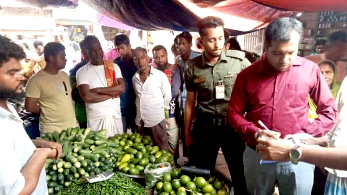 ব্রাহ্মণবাড়িয়ায় অতিরিক্ত দামে পণ্য বিক্রি করায় সাত ব্যবসায়ীকে জরিমানা