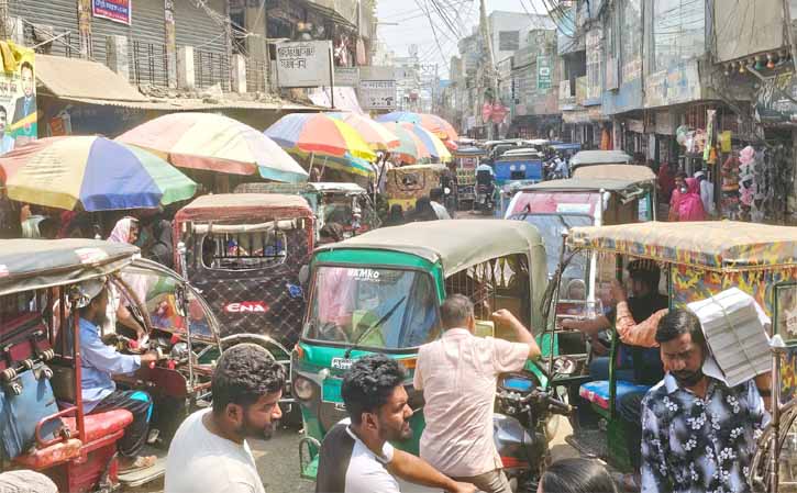 আখাউড়া পৌরসভায় তীব্র যানজট, মাত্রাতিরিক্ত রিক্সা জটলায় বিপর্যস্ত পৌরবাসী