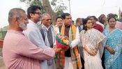 আখাউড়ায় বাংলাদেশী ব্যবসায়িদের ফল-মিষ্টি দিলেন আগরতলার মেয়র