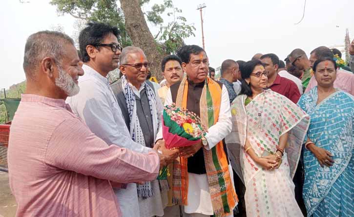 আখাউড়ায় বাংলাদেশী ব্যবসায়িদের ফল-মিষ্টি দিলেন আগরতলার মেয়র