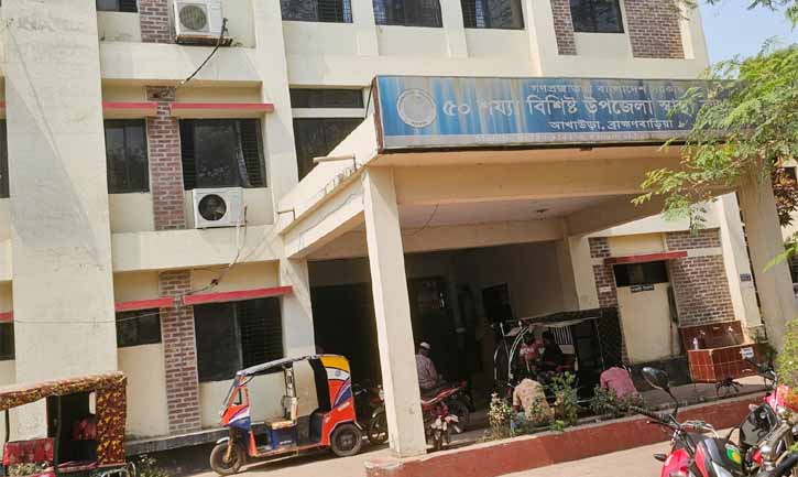 আখাউড়া হাসপাতালে ডাক্তারদের ছত্রছায়ায় দালালদের দৌরাত্মে বিঘ্ন ঘটছে চিকিৎসা সেবা