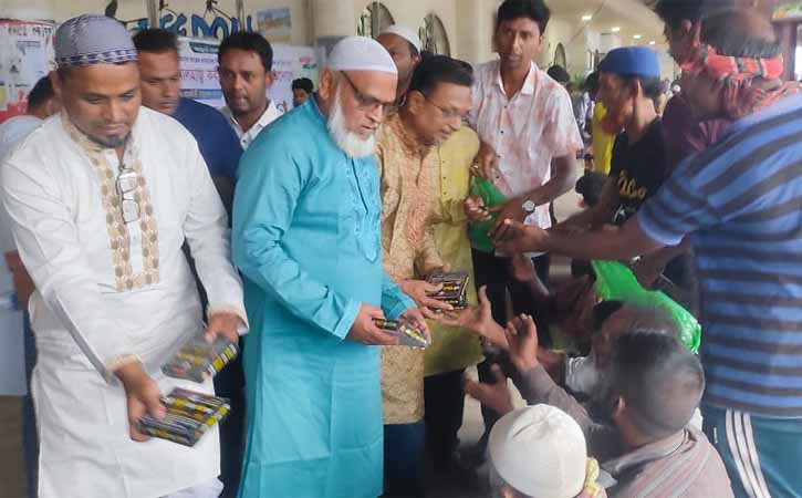 আখাউড়ায় গরিব অসহায় মানুষের মধ্যে ইফতার দিলেন কবির আহমেদ ভুইয়া