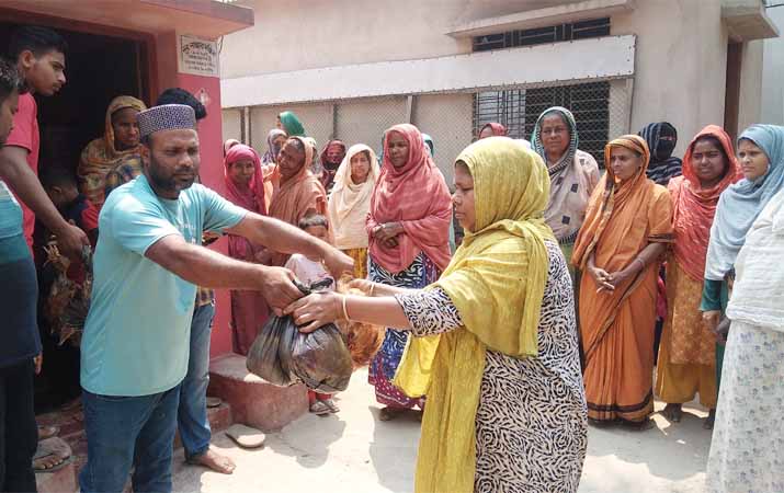 আখাউড়ায় ঈদ উপহারের তালিকায় মুরগী
