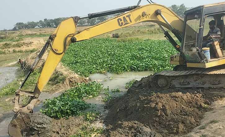 আখাউড়ায় তিতাস নদীর ৪টি অবৈধ বাঁধ ভেঙ্গে দিয়েছে প্রশাসন, জড়িতদের বিরুদ্ধে মামলা