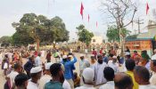 আখাউড়া খড়মপুর মাজারে ভাসমান দরিদ্র মানুষের মধ্যে ইফতার দিলেন কবির আহমেদ ভুইয়া