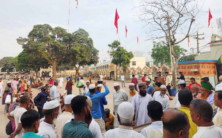 আখাউড়া খড়মপুর মাজারে ভাসমান দরিদ্র মানুষের মধ্যে ইফতার দিলেন কবির আহমেদ ভুইয়া