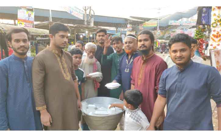আখাউড়ায় শ্রমজীবীদের মধ্যে নাগরিক পার্টির ইফতার বিতরণ