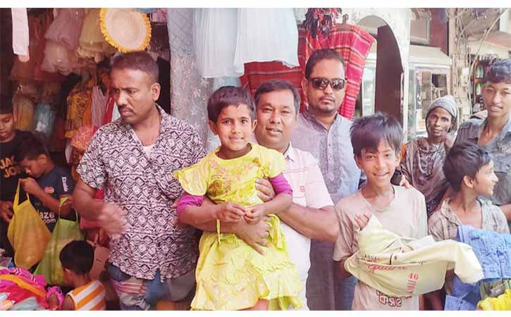 আখাউড়ায় পথশিশুরা পেল পছন্দের পোশাক