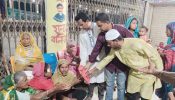 আখাউড়ায় গরিব অসহায় মানুষকে ঈদ বস্ত্র উপহার দিলেন কবির আহমেদ ভুইয়া